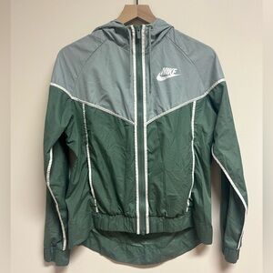 Nike Women’s Woven Windbreaker